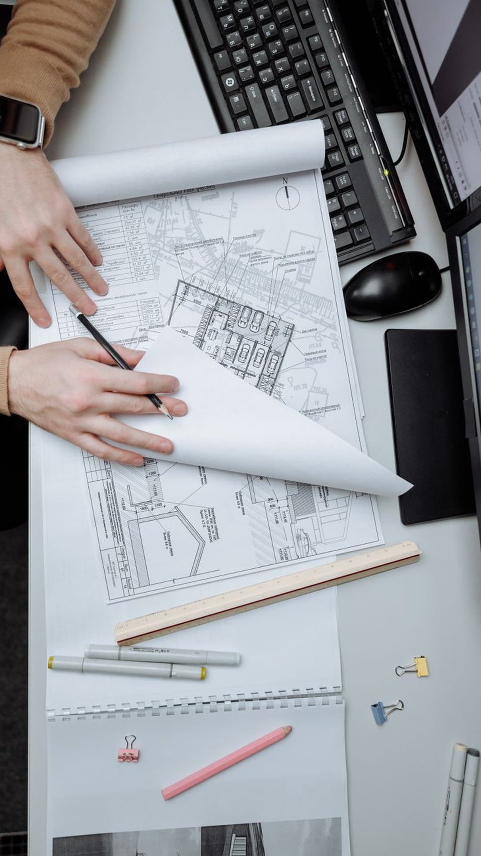 Architecte sur un chantier