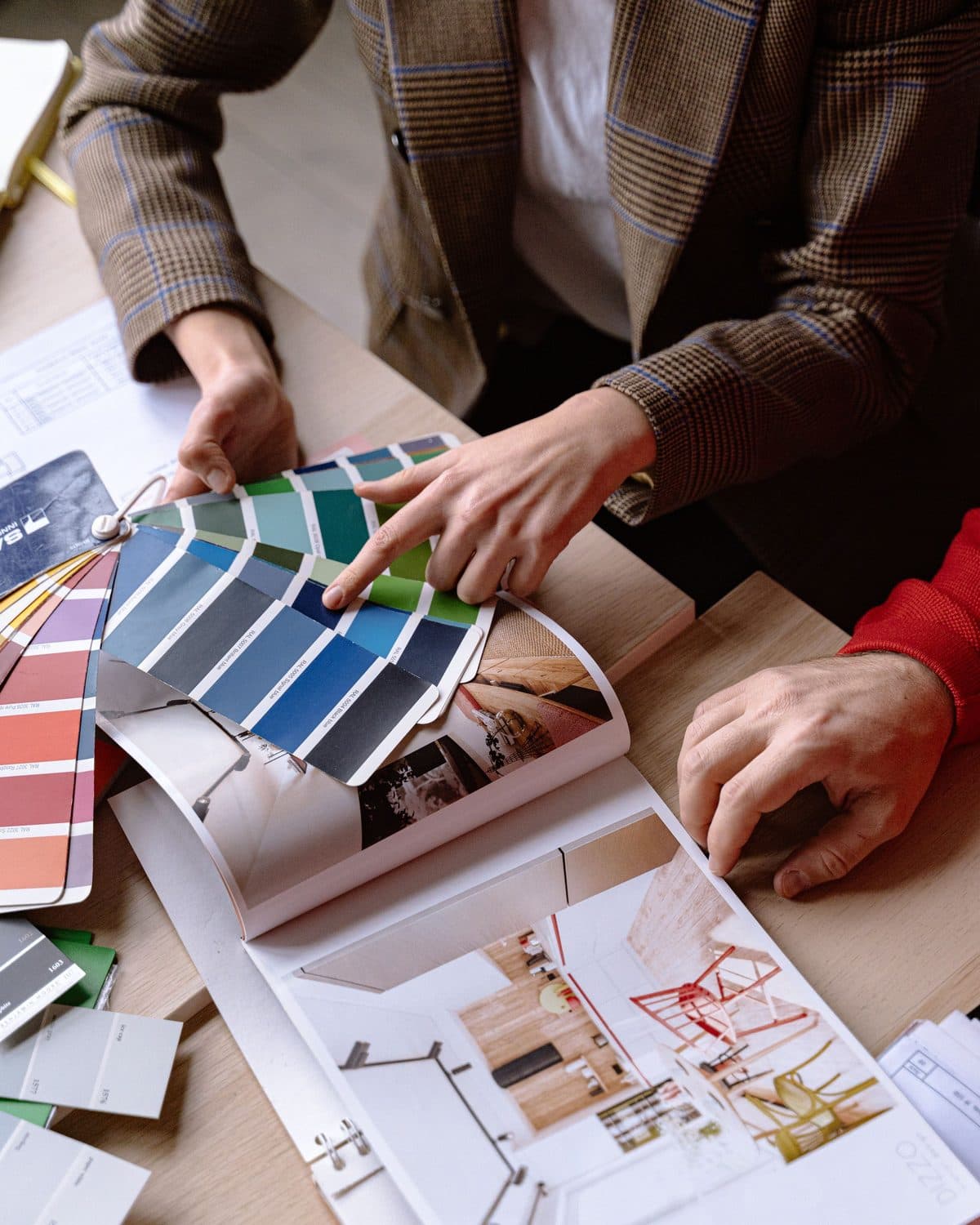Architecte d'intérieur choisissant des échantillons de couleurs pour un projet
