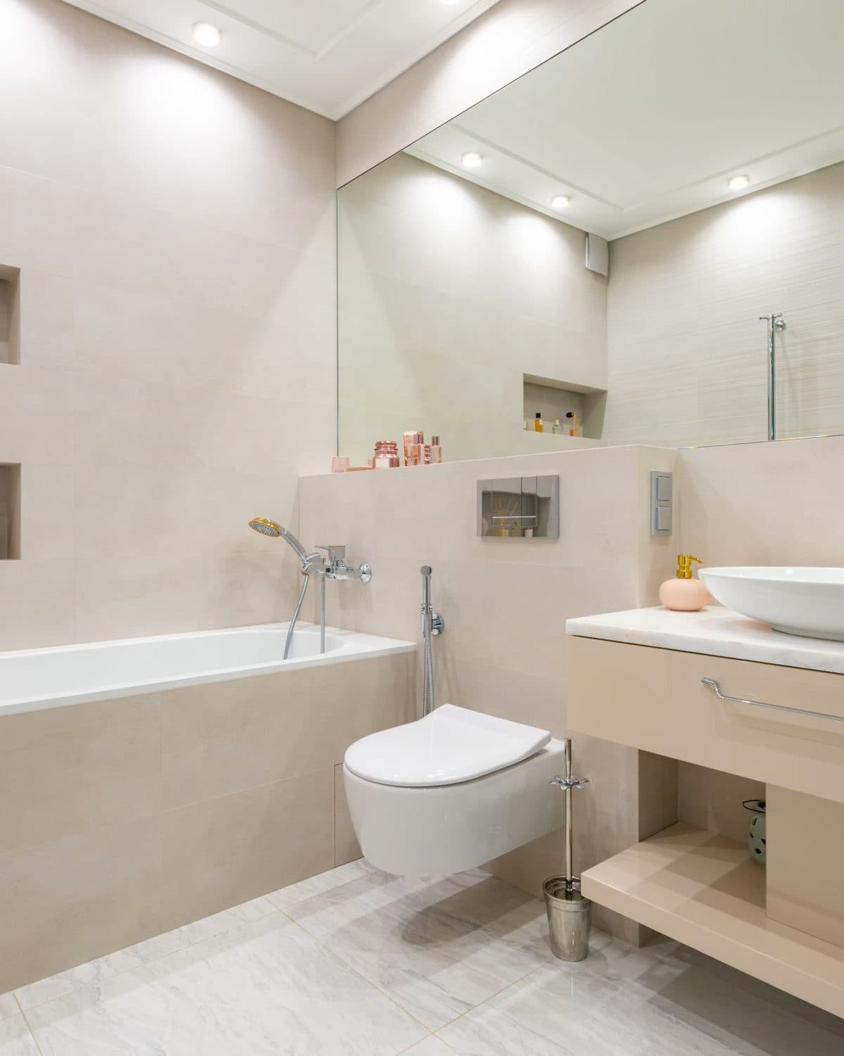 Salle de bain aux tons sable avec niches murales et vasque posée