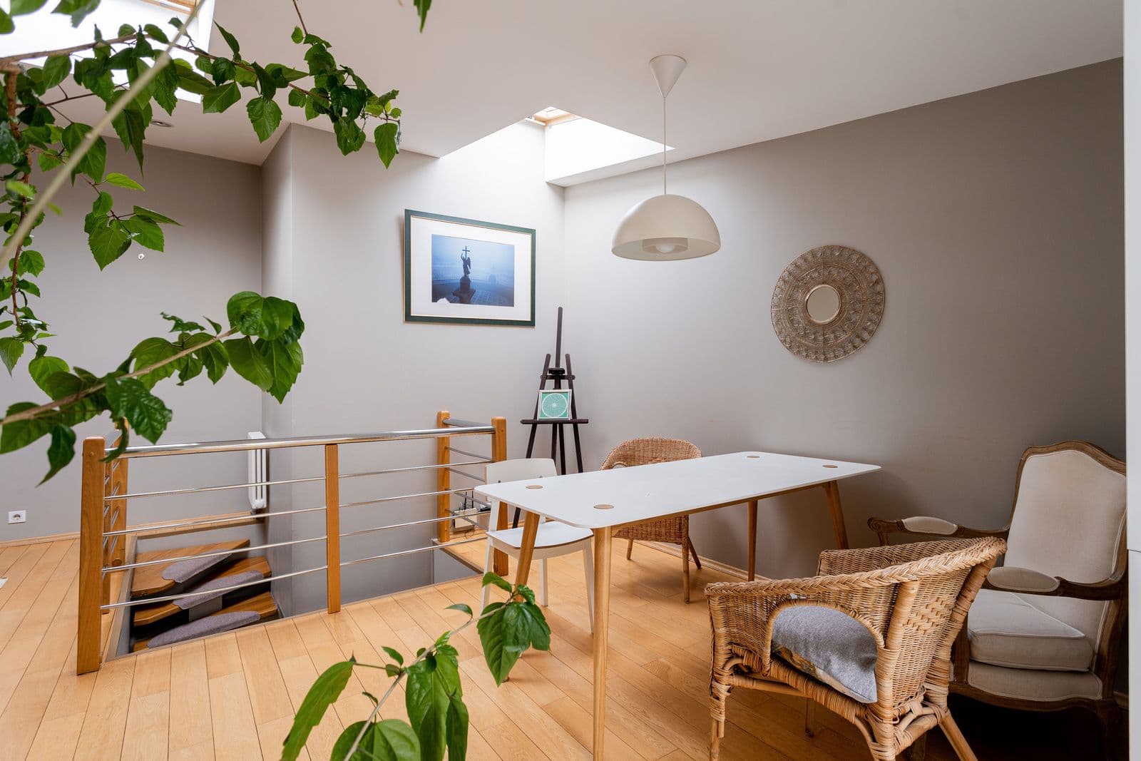 Bureau lumineux d'un cabinet, grande table en bois et plantes