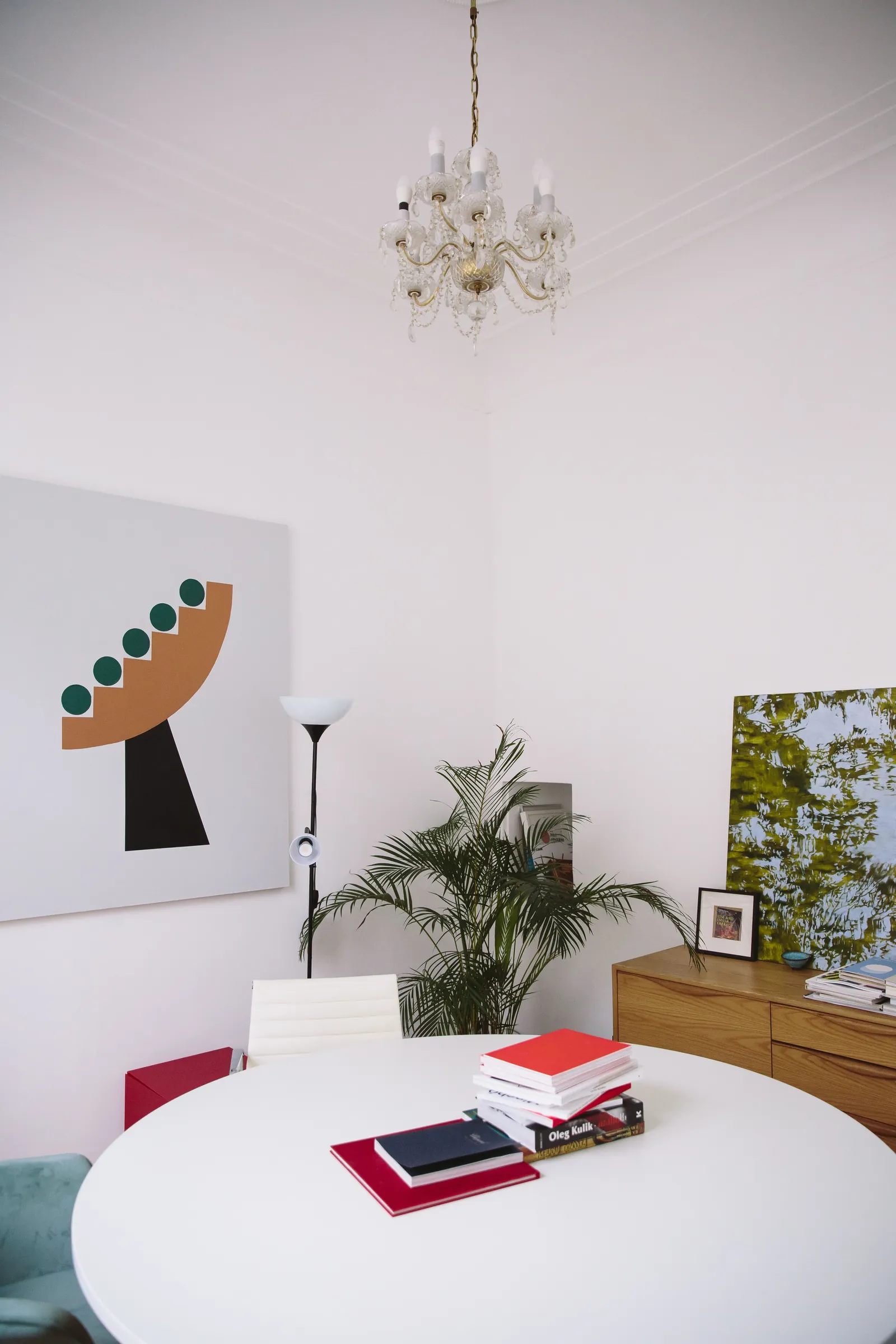 Bureau clair d'un cabinet, livres et dossiers sur une table ronde