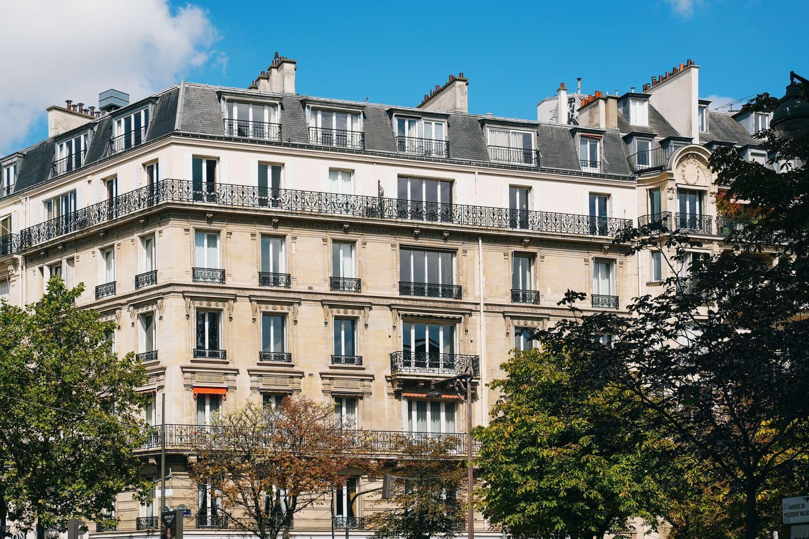 Immeuble ancien à balcons filants