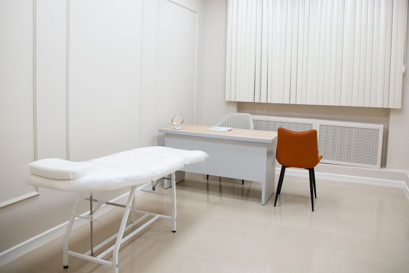Salle de soin lumineuse avec table d'examen