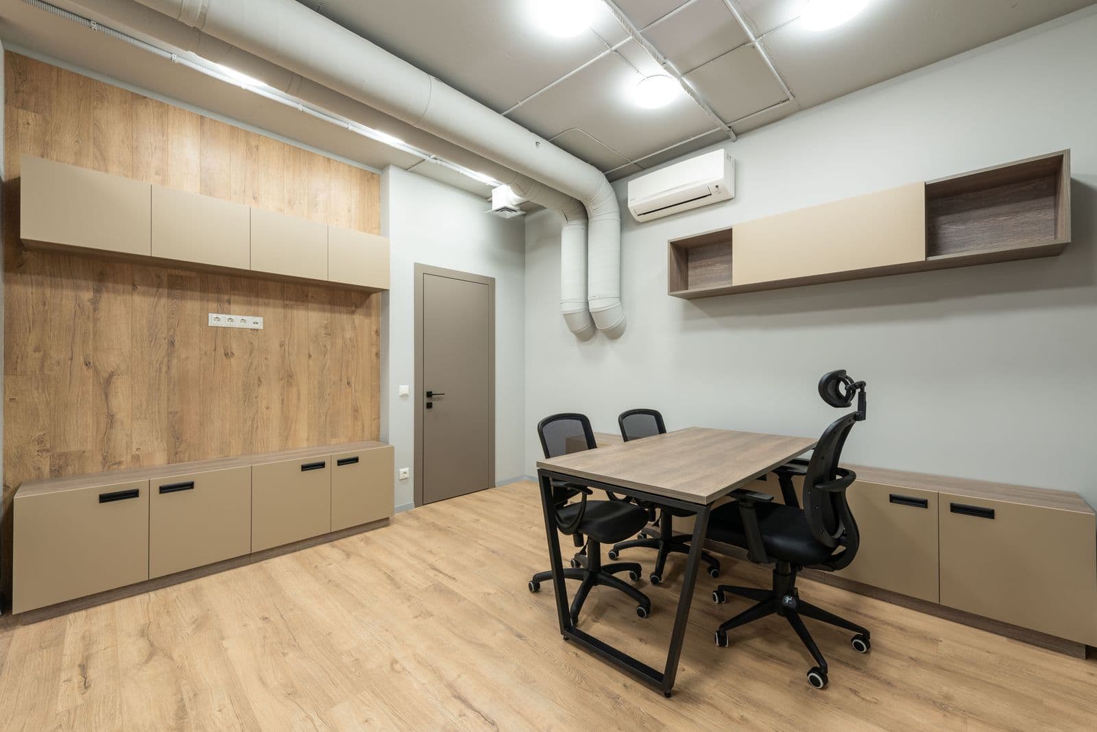 Bureau clair aux meubles en bois