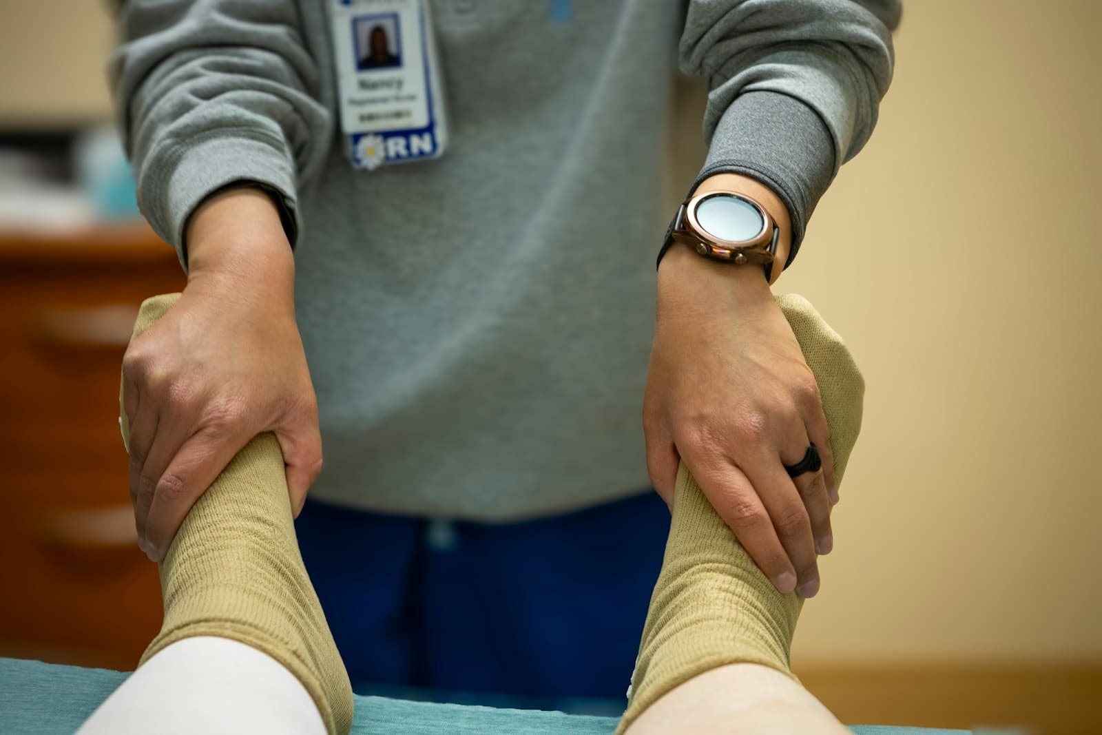 Kinésithérapeute mobilisant la cheville d'un patient sportif