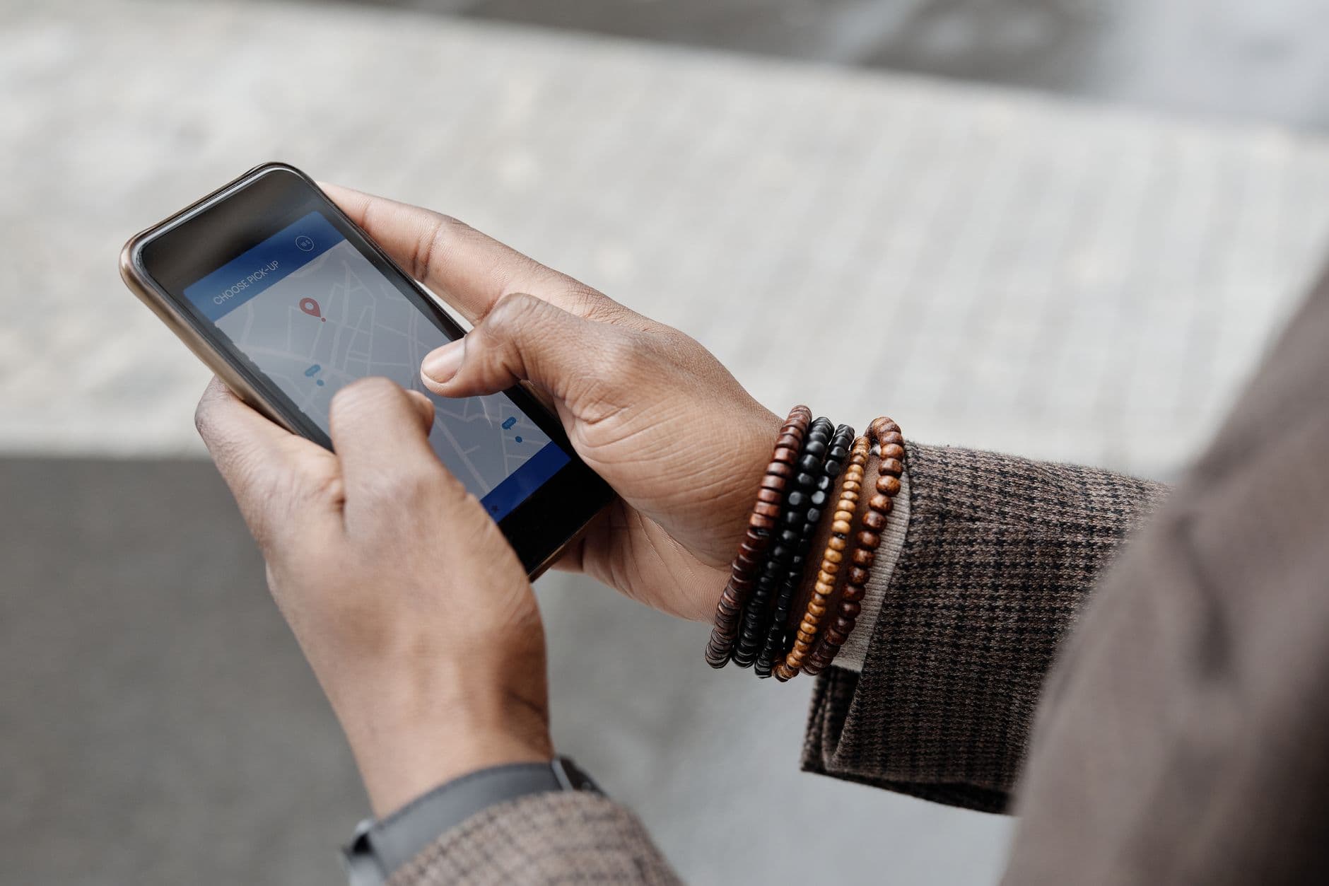 Personne consulte une carte locale sur téléphone mobile, illustrant le référencement local.