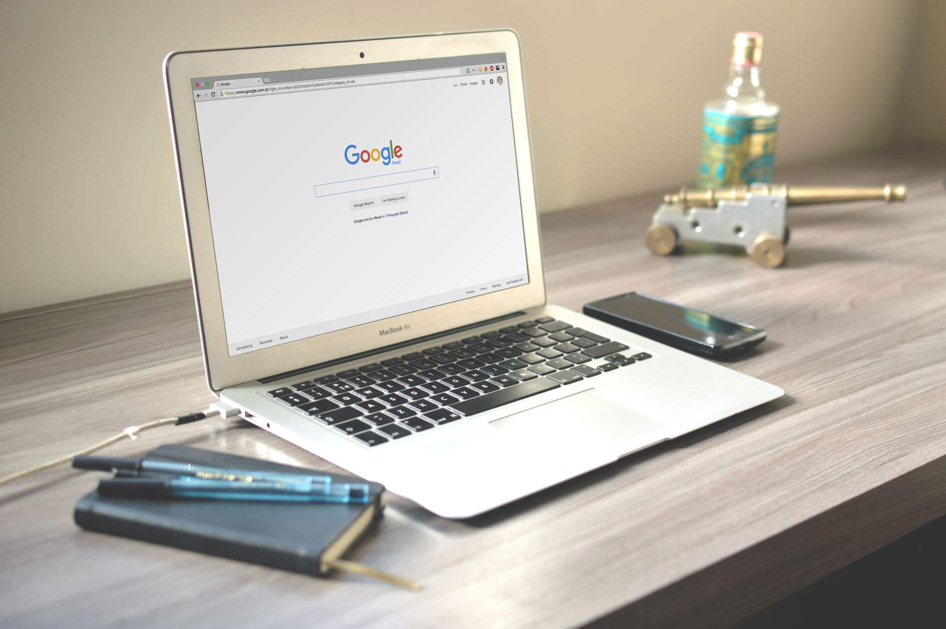 Bureau épuré avec ordinateur montrant des avis d'entreprise et recherche locale.