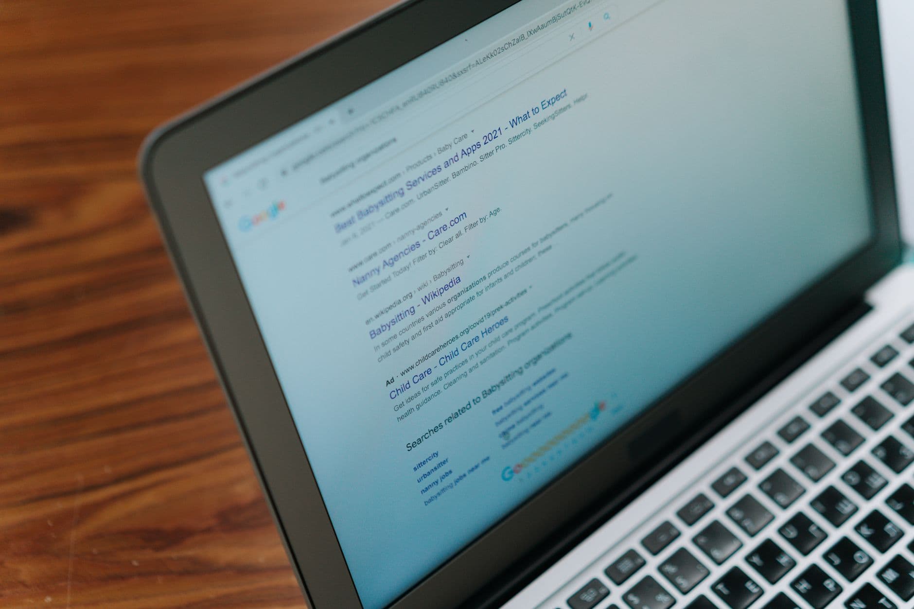 Fiche d'établissement Google affichée sur écran, optimisation locale en cours.