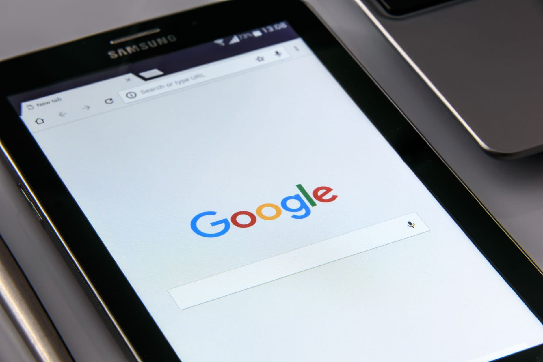Plan rapproché d'une tablette affichant une recherche locale pour le référencement local.