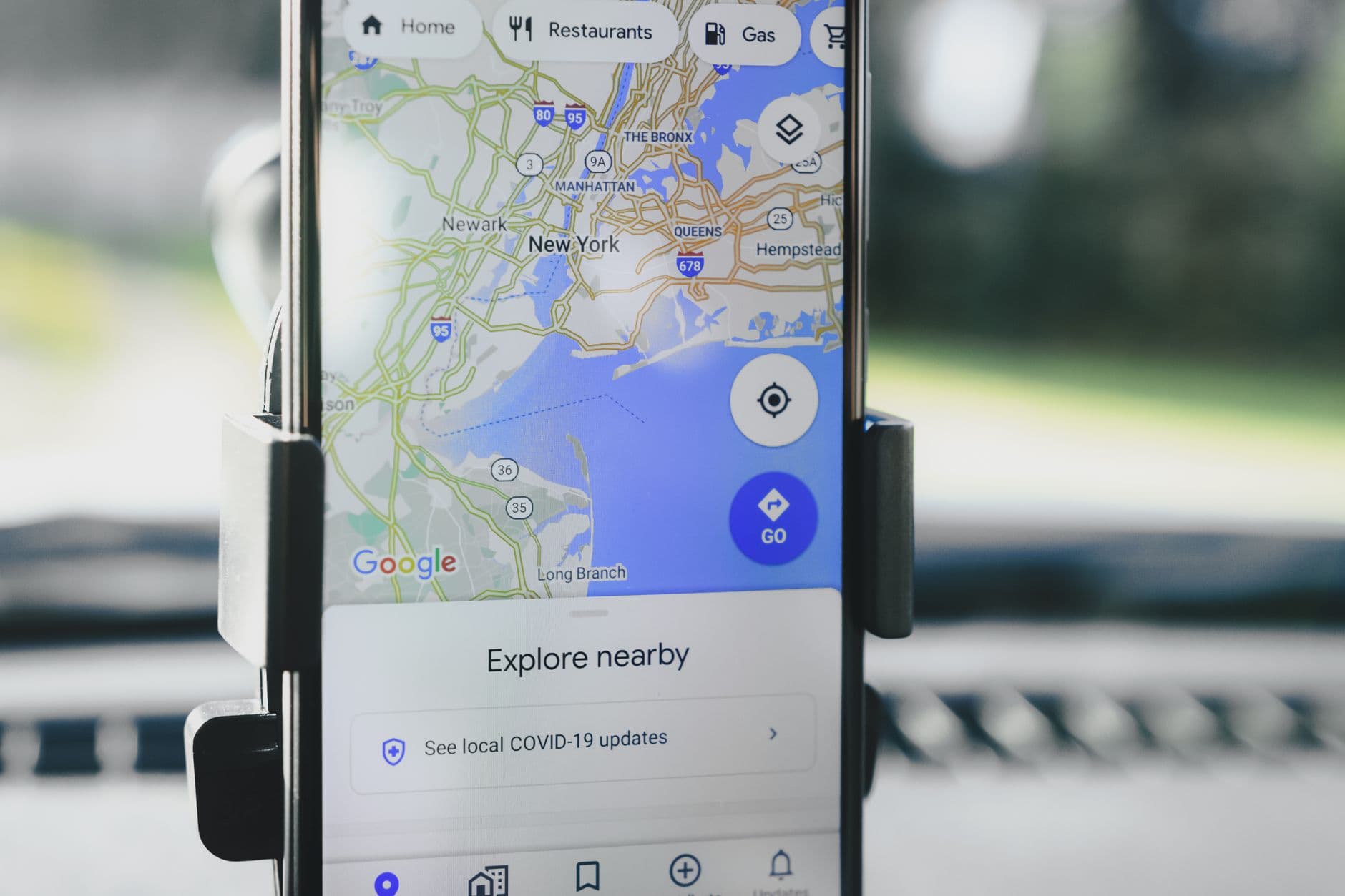 Pour le référencement local, un smartphone affiche une carte locale en lumière naturelle.